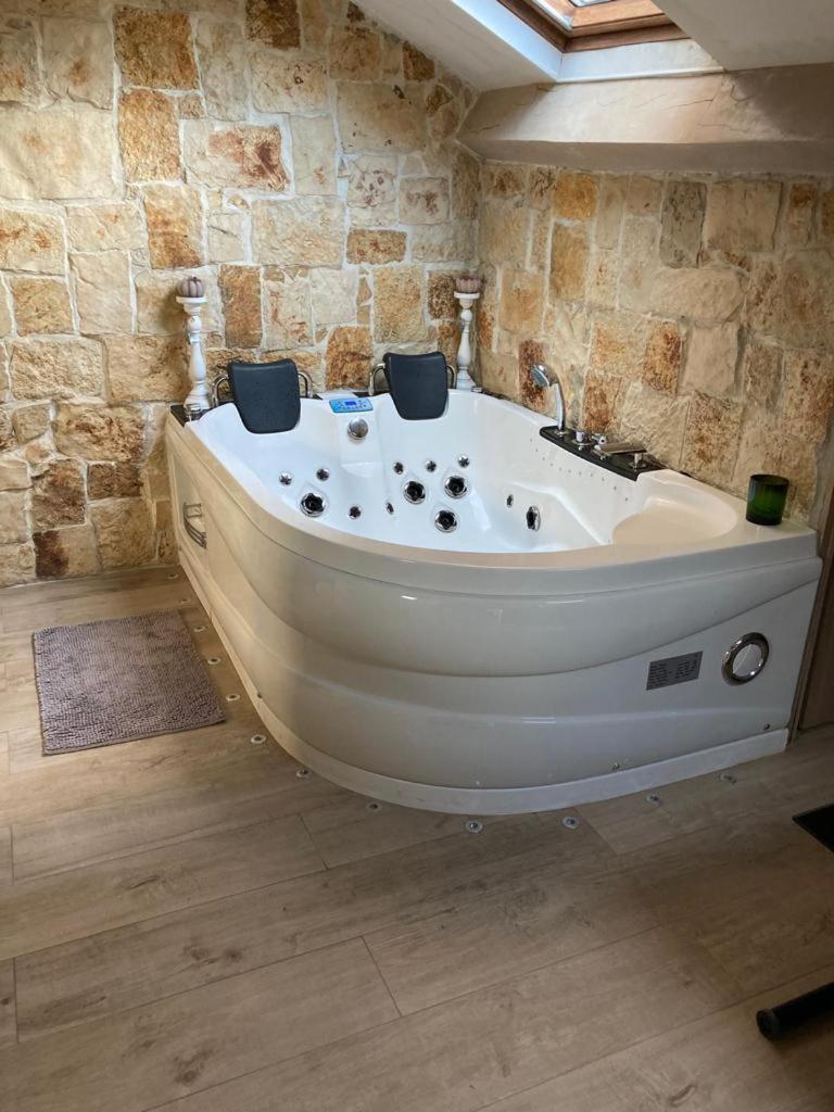 Love Room Jacuzzi Croisette คานส์ ภายนอก รูปภาพ